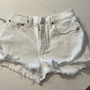 While Levi’s 501 shorts - size W27